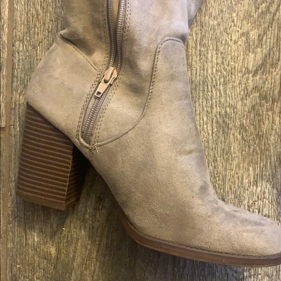 Boots - Picture 5 of 6